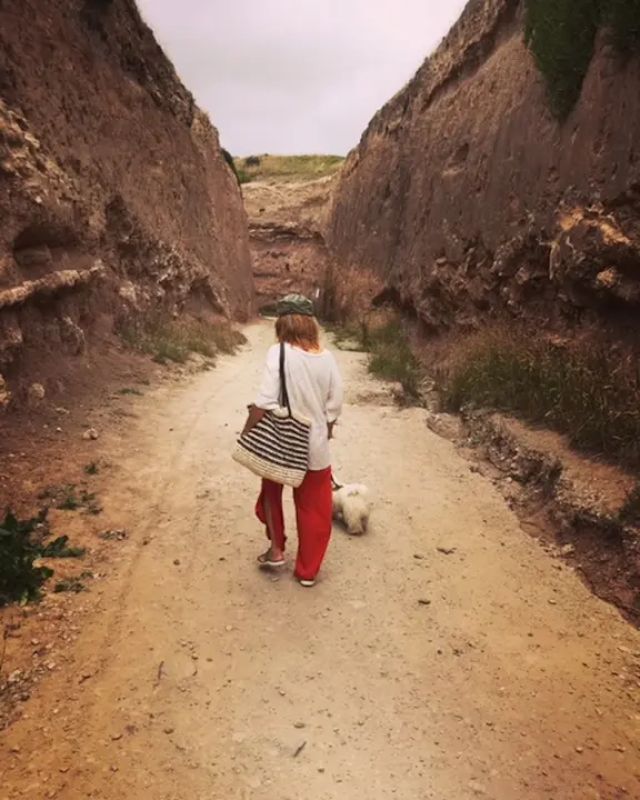 Vicky Rego paseando con su perro. / VR.