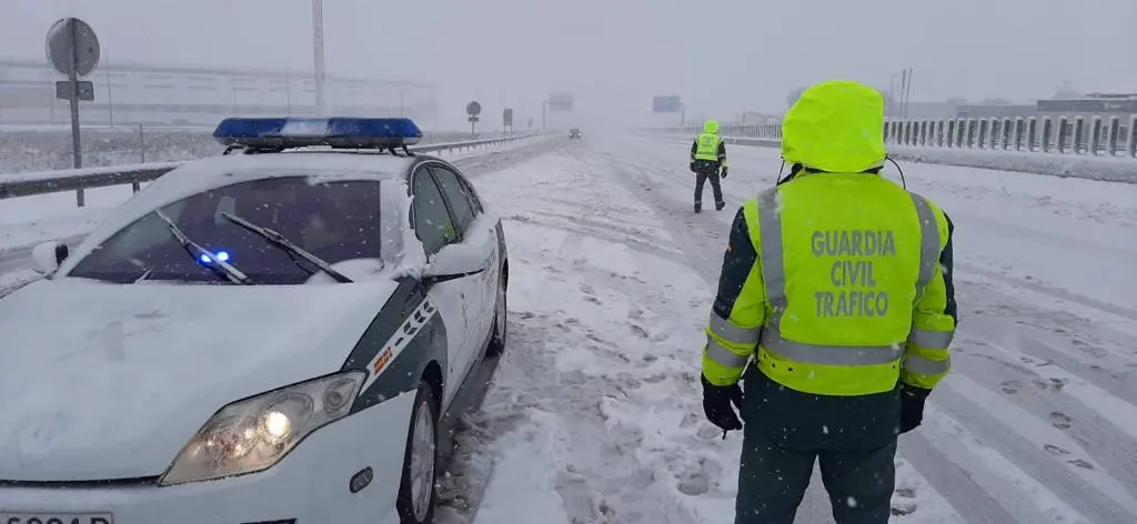 Efectivos de la Guardia Civil en la nevada. / GC