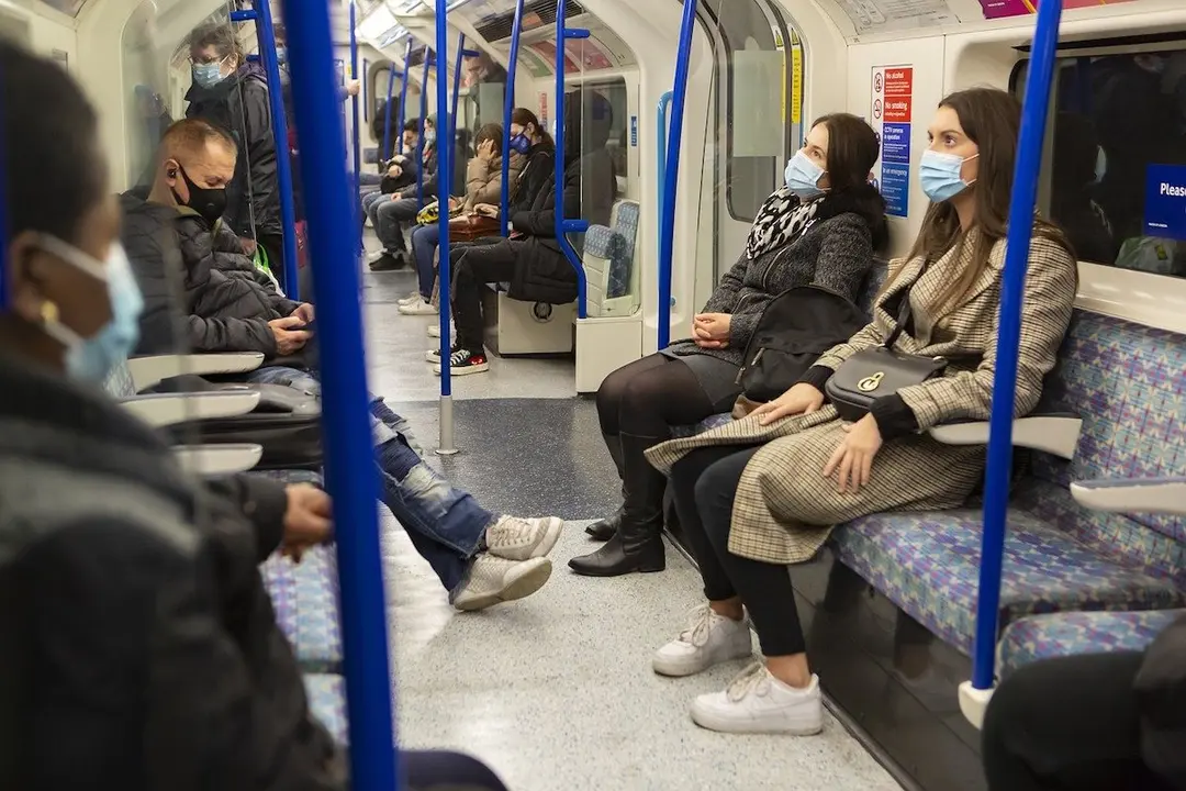 Personas con mascarillas en el metro. / TheOtherKev. / Pixabay