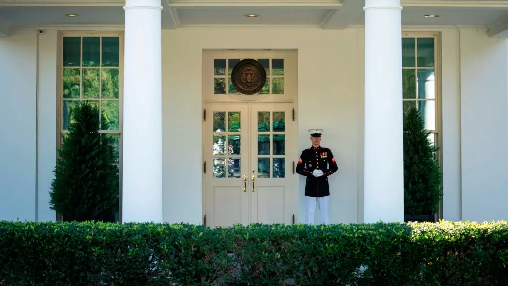 Un Marine custodiando la entrada del Despacho Oval en la Casa Blanca, lo que significa que el presidente de EE UU est&aacute; dentro. / NBC