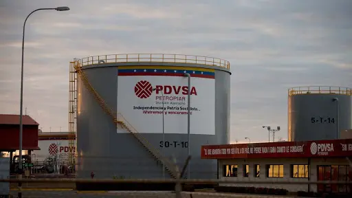 Un tanque de almacenamiento en una planta de refinaci&oacute;n de petr&oacute;leo de la estatal PDVSA en Anzo&aacute;tegui, al sur de Venezuela. / El Nacional