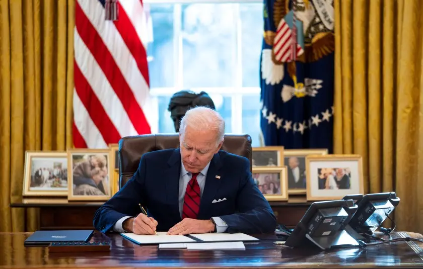 El presidente de EE UU, Joe Biden, firmando decretos en el Despacho Oval de la Casa Blanca. / CNN