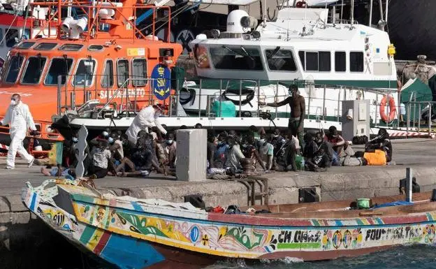 Inmigrantes africanos llegados a Canarias en patera. / Mundiario