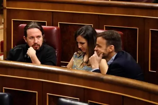 El l&iacute;der de Podemos y vicepresidente segundo del Gobierno, Pablo Iglesias (izquierda) junto a dos diputados aliados en el Congreso espa&ntilde;ol. / RR SS