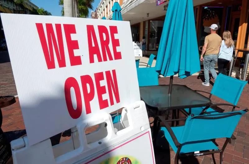 Un restaurante al aire libre en Miami, Florida (EE UU), cerrado por la crisis econ&oacute;mica derivada de la pandemia. / USA Today