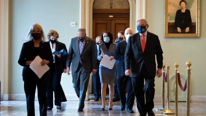 Los senadores dem&oacute;cratas llegando al Congreso, en cuya C&aacute;mara alta iniciaron este martes el segundo impeachment al expresidente Donald Trump. / AS USA