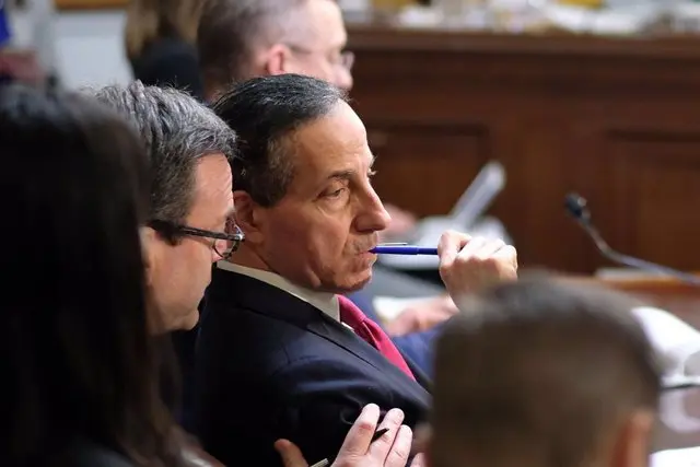 Los fiscales que ejercen la acusaci&oacute;n contra el expresidente Donald Trump en su segundo juicio pol&iacute;tico. En el centro, el senador Jamie Raskin, jefe del equipo de fiscales. / Voz de Am&eacute;rica