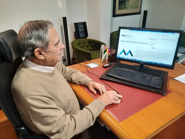 Alfonso Garc&iacute;a, colaborador de MUNDIARIO, ante su web del Museo Financiero. / Mundiario