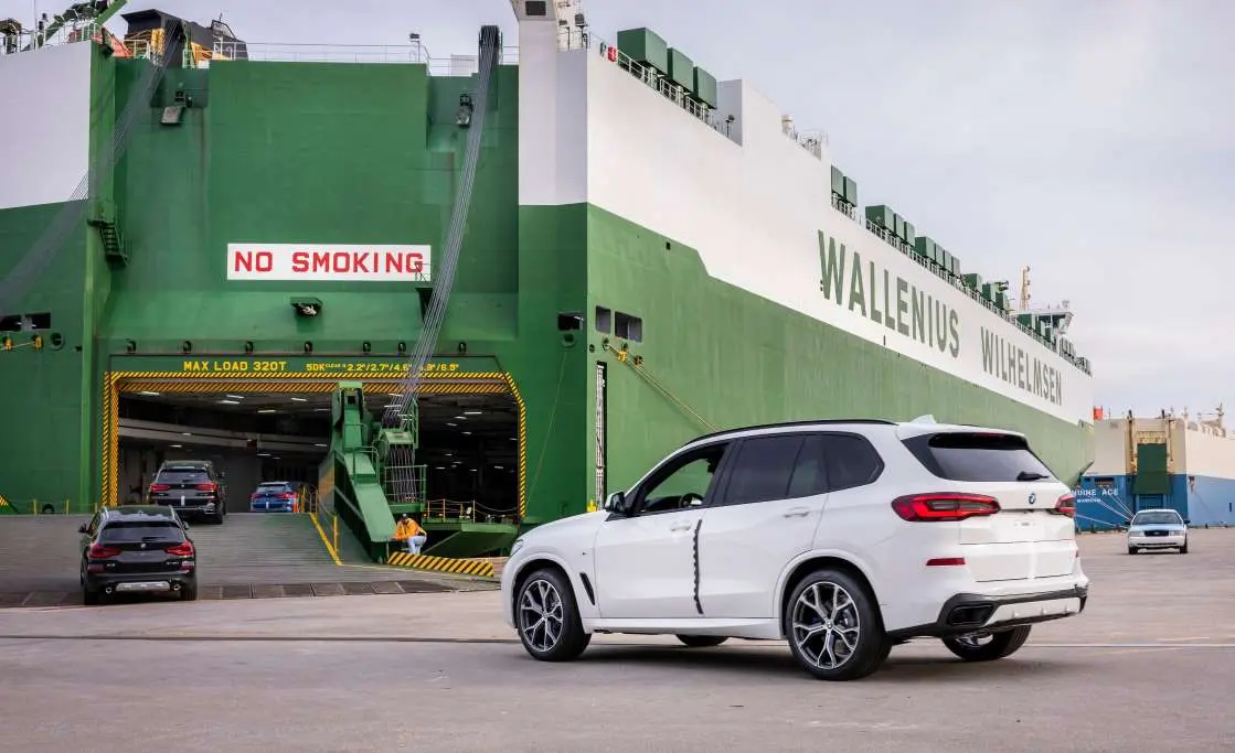 Un coche de BMW a punto de ser embarcado en un buque de exportaci&oacute;n en Nueva York. / MSN.com
