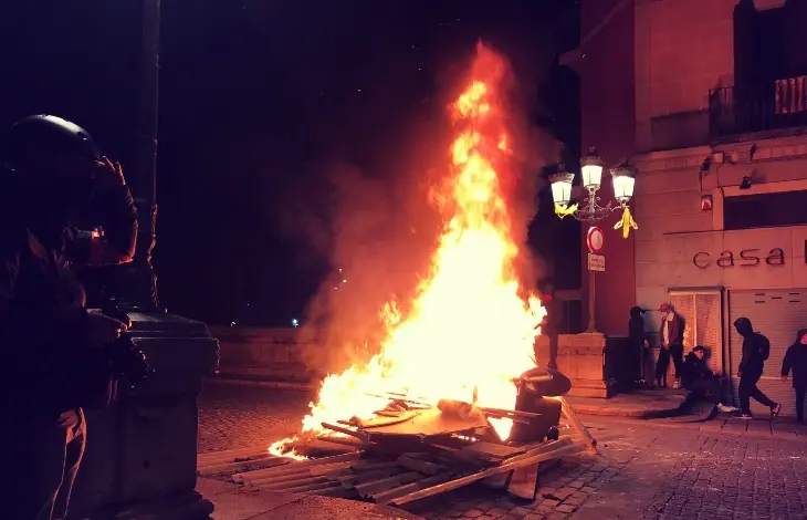 Una hoguera construida con material de obra del edificio de la Central del Molino. Twitter R&agrave;dio Girona - SER Catalunya @SERGirona