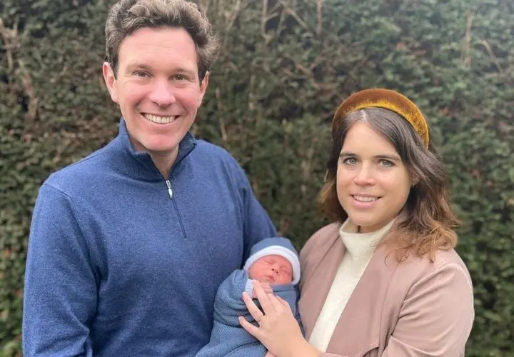 Jack Brooksbank junto a su hijo August y la princesa Eugenia. Instagram.