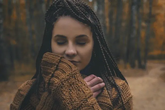 Una mujer se abraza./ Алина Осипова en Pixabay