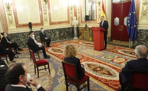 El Rey asistió, junto a los representantes de los máximos poderes institucionales, al acto que conmemor&oacute; el 40 aniversario del 23-F de 1981. / Mundiario