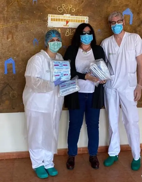Carmen Jim&eacute;nez entreg&oacute; en 2020 miles de mascarillas a sanitarios espa&ntilde;oles cuando hab&iacute;a escasez. / Mundiario