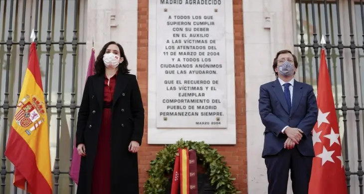 Isabel D&iacute;az Ayuso, presidenta de la Comunidad de Madrid; y Jos&eacute; Luis Mart&iacute;nez Almeida, alcalde de Madrid, en el acto el acto a las v&iacute;ctimas de los atentados del 11 de marzo en Madrid. Twitter @ComunidadMadrid.