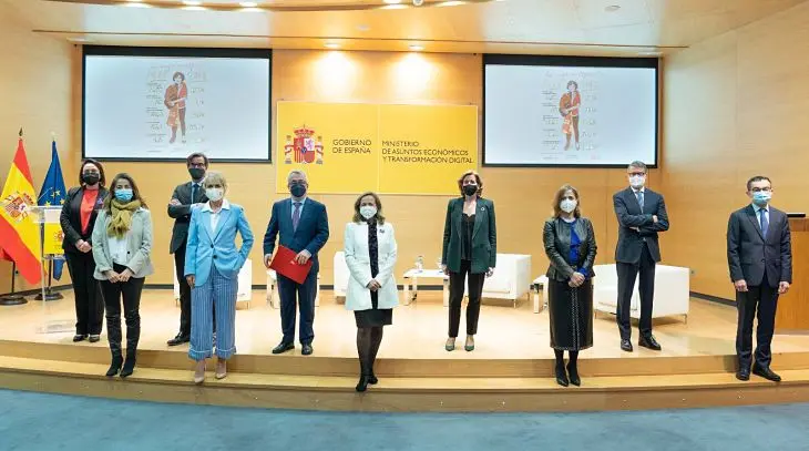 Nadia Calvi&ntilde;o con su equipo econ&oacute;mico. / Mundiario