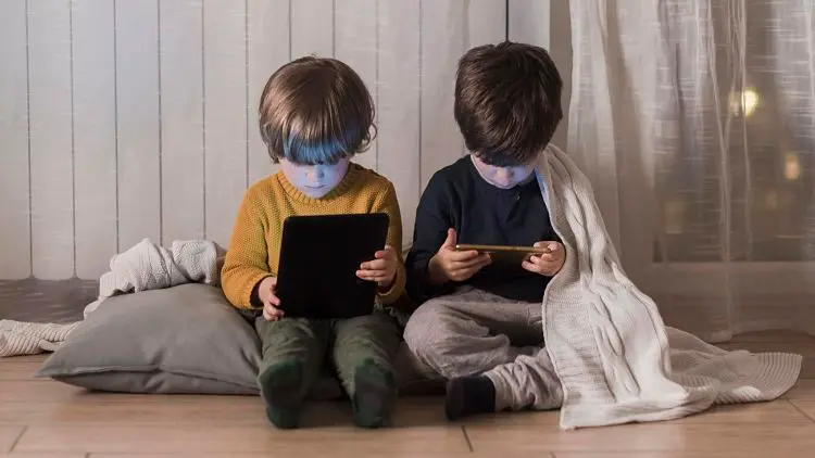 Ni&ntilde;os juegan en dispositivos m&oacute;viles. / Freepik