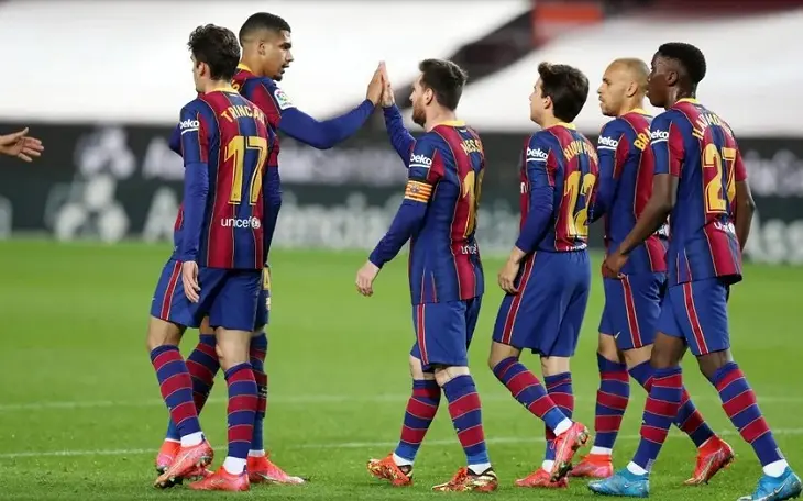 Los jugadores cul&eacute; celebran el triunfo ante el SD Huesca. / fcbarcelona.es