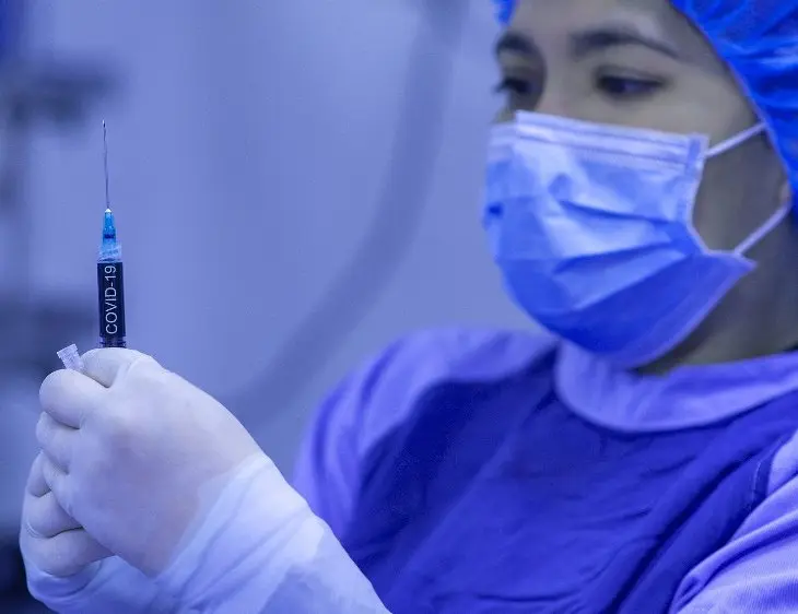 Trabajadora sanitaria vacuna contra la Covid-19 en Argentina. / Mundiario.