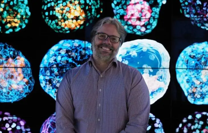 El bioqu&iacute;mico argentino Jos&eacute; Polo posa junto a im&aacute;genes de sus seudoembriones humanos. / RR SS
