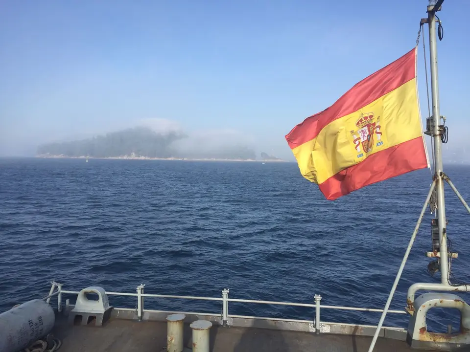 La bandera de Espa&ntilde;a en un barco. / Twitter