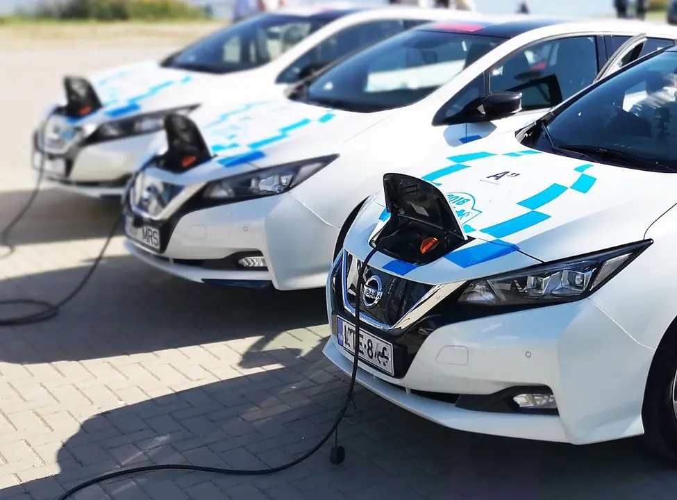 Carga de las baterías de coches eléctricos. / Bixusas en Pixabay