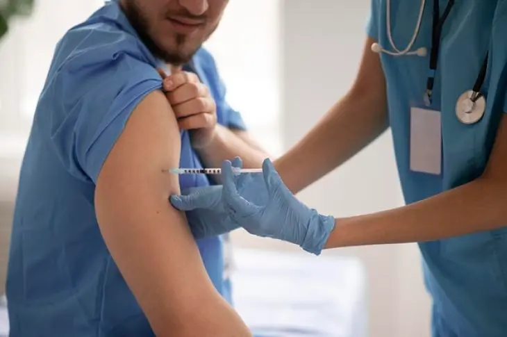 Un sanitario recibiendo la vacuna. / Freepik.