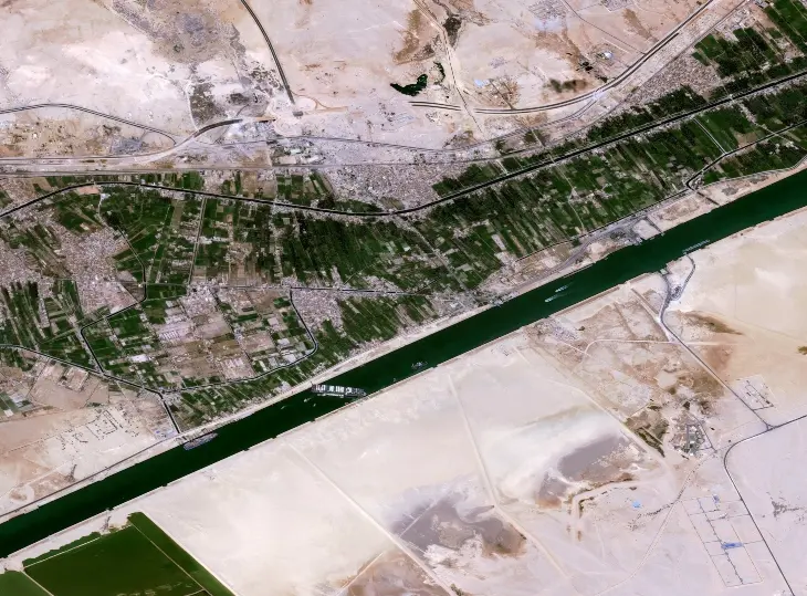 El Ever Given, carguero que bloquea el Canal de Suez, capturado desde el espacio. Twitter @AirbusSpa