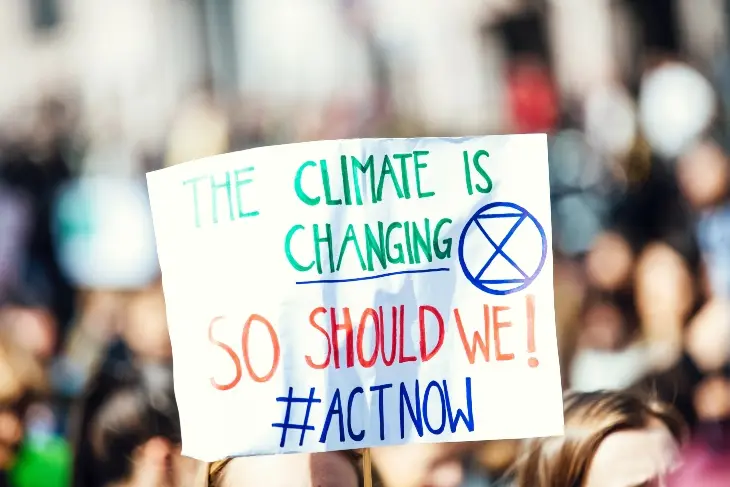 Un cartel en una protesta contra el cambio clim&aacute;tico. Pexels Markus Spiske