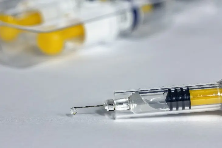 <p>Debemos considerar que la vacuna antigripal y la antineumoc&oacute;cica son muy importantes, dada la alta mortalidad en las poblaciones de riesgo.</p>

<p>&nbsp;</p>
