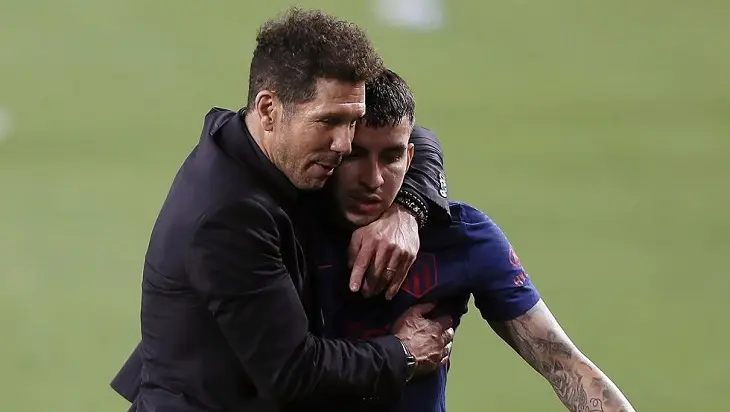 Diego Simeone abrazado con &Aacute;ngel Correa. RR.SS