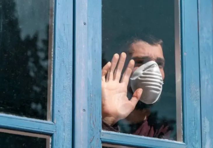 Una persona aislada por la covid-19. / Mundiario