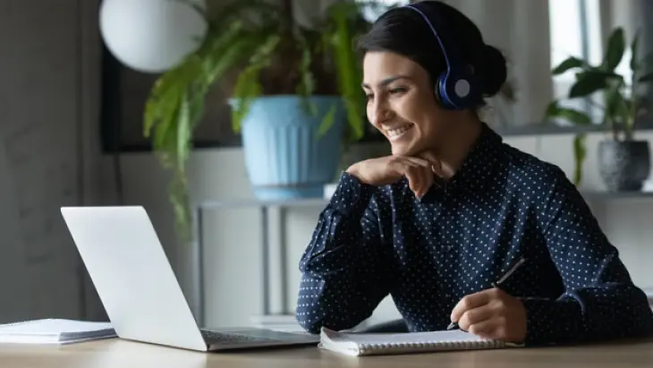 Una mujer en su teletrabajo. / Unplash
