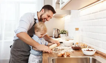Un padre y un ni&ntilde;o en la cocina. / Pexels.