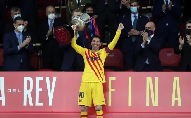 Messi sonr&iacute;e tras haber conquistado la Copa del Rey 2021. / fcbarcelona.es