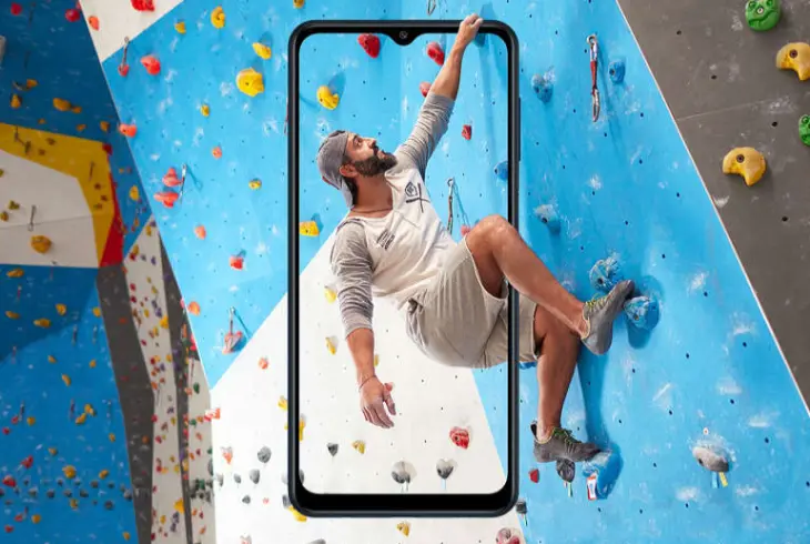 Ho,bre escala una pared. /Samsung.