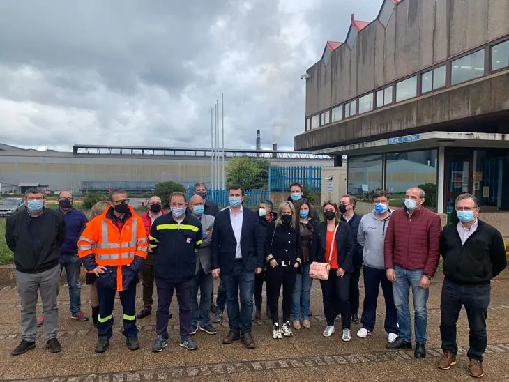 Gonzalo Caballero con el Comit&eacute; de Empresa de Alcoa junto con alcaldes y representantes socialistas. / PSdeG-PSOE