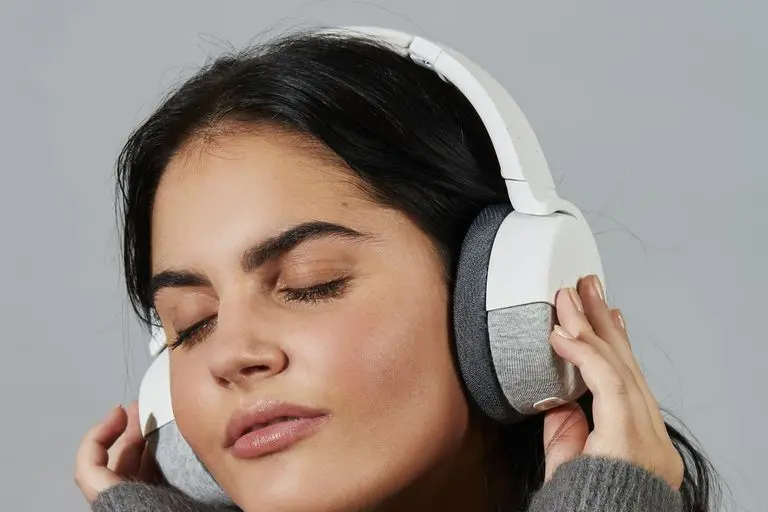 Mujer usa auriculares Enten. / Compa&ntilde;&iacute;a Neurable.