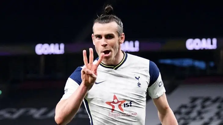 Gareth Bale, celebra con la camiseta del Tottemhan. tycsport