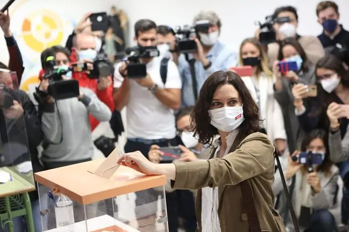 Isabel D&iacute;az Ayuso durante su votaci&oacute;n/ @Idiazayuso