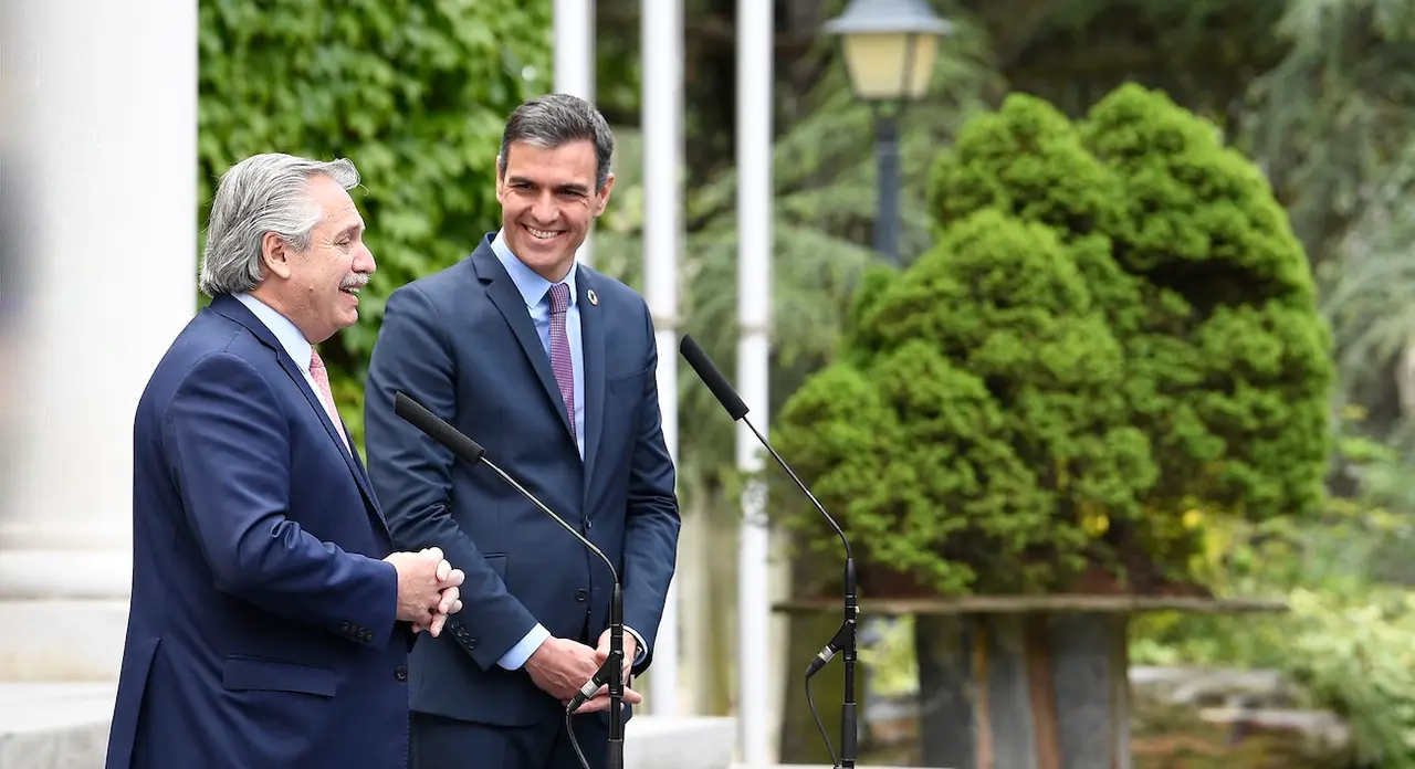 El presidente del Gobierno, Pedro Sánchez, junto al presidente de la República Argentina, Alberto Fernández, durante su comparecencia ante los medios de comunicación. / Pool Moncloa/Borja Puig ed la Bellacasa
