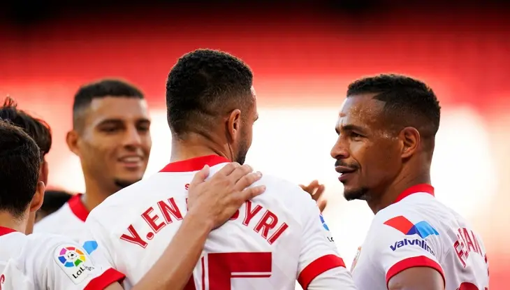 Los jugadores del Sevilla abrazan al jugador En-Nesyri autor del gol de la victoria. / sevillafc.es