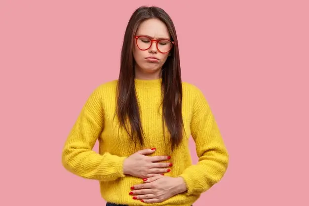 Una mujer se presiona el abdomen. / Freepik.