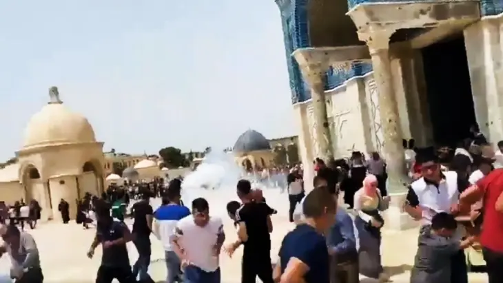 Gases lacrim&oacute;genos en la mezquita de Al Aqsa, en Jerusal&eacute;n. Twitter