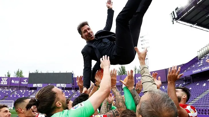 Diego Simeone, levantado por sus jugadores. / @mundiario