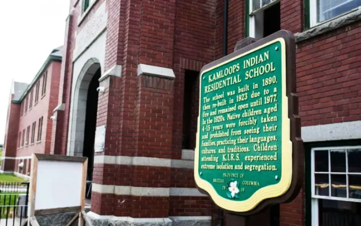 Placa conmemorativa del centro Kamloops Indian Residential School.Canadian Press