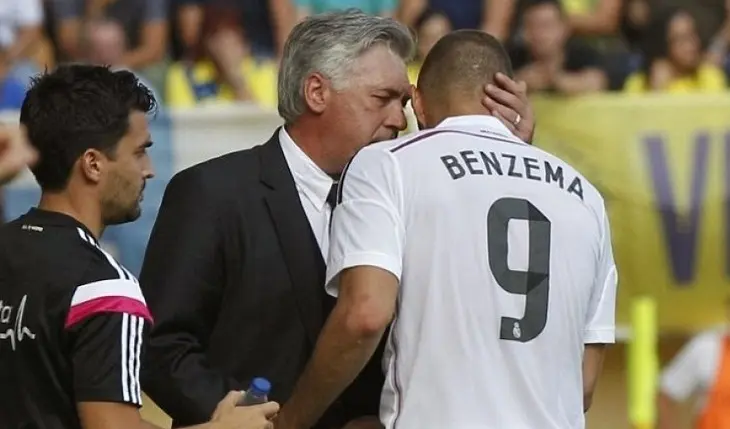 Carlo Ancelotti con Karim Benzema. realmadrid.com