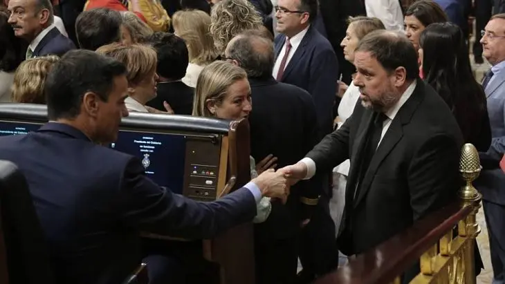 Pedro S&aacute;nchez estrecha la mano de Oriol Junqueras. / RR SS