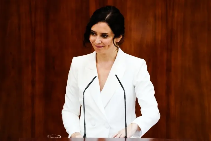 Isabel D&iacute;az Ayuso, en su discurso en la Asamblea de Madrid. / Twitter @IdiazAyuso