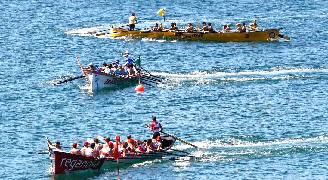 Traineras en competici&oacute;n. / Mundiario